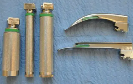 M&eacute;thode d'insertion de la lame de laryngoscope.png