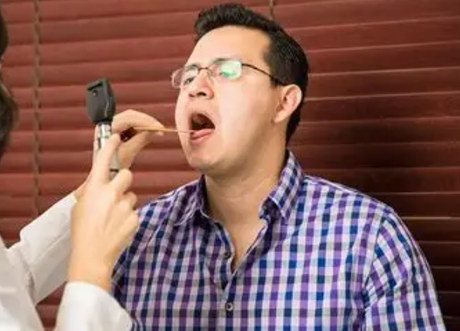 How To Adjust A Laryngoscope in Someones Mouth.png